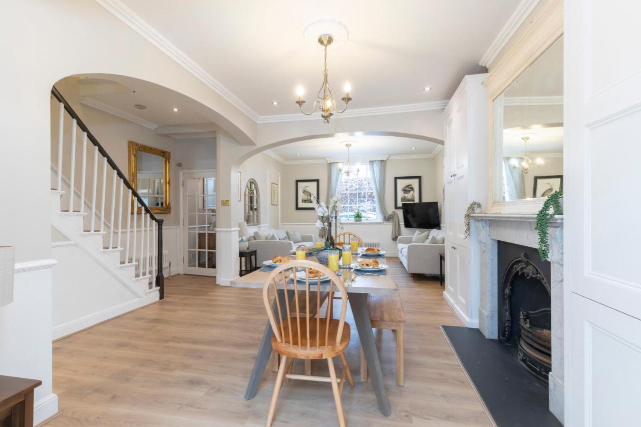 Beautiful 4 Bedroom Home เชลเทนแฮม ภายนอก รูปภาพ